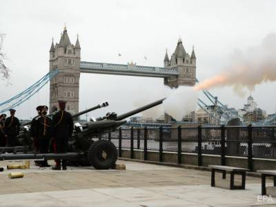 В Великобритании почтили память принца Филиппа серией оружейных салютов. Видео