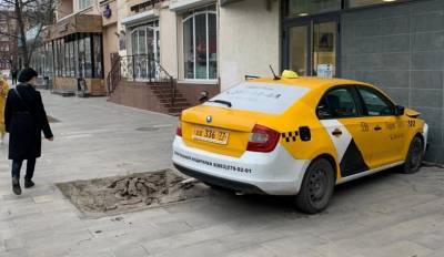 В Ростове на Б. Садовой водитель такси вылетел на тротуар и сбил пешехода
