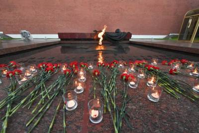 Пожилая москвичка прорвалась к вечному огню, чтобы возложить цветы в память об отце