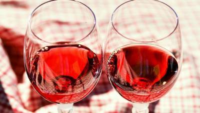 Красное вино может спасти от развития катаракты