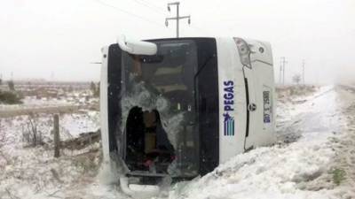 В Турции на скользкой трассе опрокинулся автобус с российскими туристами