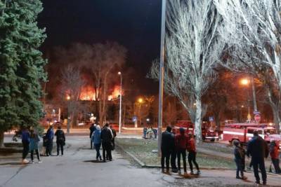 В Донецке ведут борьбу с пожаром на мясокомбинате