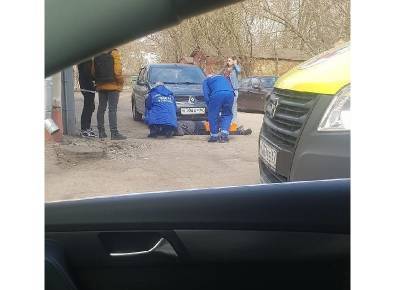 Мужчина попал под колеса автомобиля в Смоленске