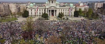 В Сербии тысячи людей протестуют у здания парламента из-за загрязнения окружающей среды