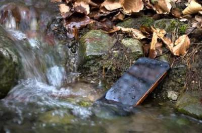 Что делать, если смартфон упал в воду: подробная инструкция
