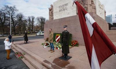 Эсэсовец вместо советского офицера: латышские депутаты продвигают своих "патриотов"