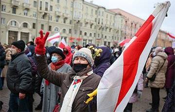 «Каждый день сотни листовок, наклеек, граффити, и национальных флагов появляются по всей Беларуси»