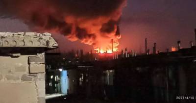 В Донецке горит кровля мясокомбината: город затянуло черным дымом (фото, видео)