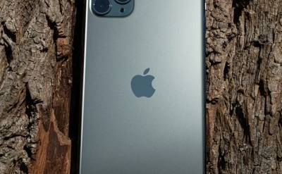 Появились новые фотографии грядущего iPhone 13 Pro с черным блоком камер