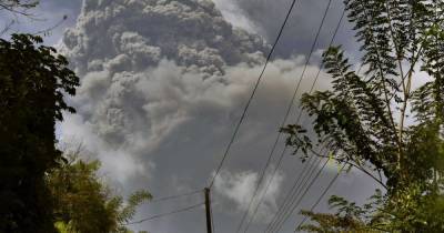 На Карибах из-за извержения вулкана срочно эвакуировали 16 тысяч человек остров окутан густым дымом
