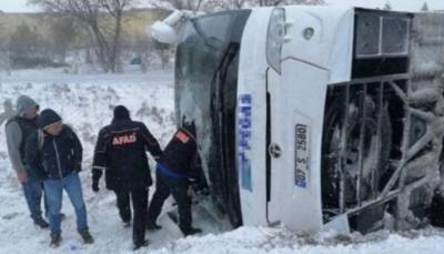 В Турции перевернулись два туристических автобуса