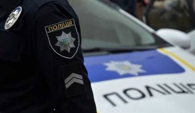 «Буду отстреливаться»: в Черновцах владелица выгнала полицию из магазина