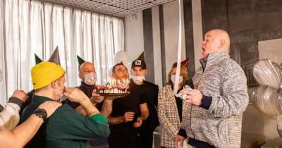 Евгений Кошевой отпраздновал 38-летие: что юмористу подарили коллеги и дочь