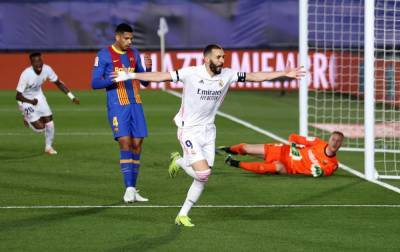 "Реал" оказался сильнее "Барселоны" в "Эль-Классико" и возглавил Ла-Лигу
