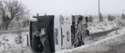 В Турции из-за обледенения перевернулся автобус с туристами: 26 человек пострадали, одна погибла