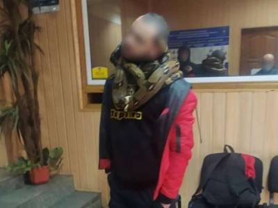 В Киеве мужчина с двумя змеями приставал к прохожим