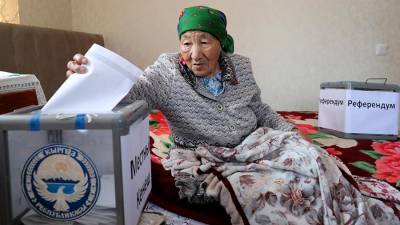 Избирательные участки открылись в Киргизии для референдума по конституции