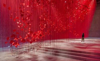 Надежда во время пандемии: художница создала инсталляцию из 10 тысяч писем со всего мира