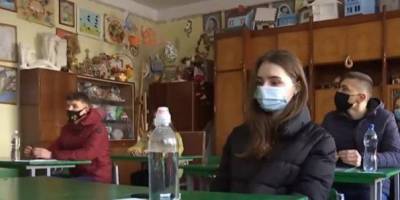 Температурный контроль, дистанция и маски. Как прошло пробное ВНО в Украине