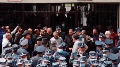 Протестующие перекрыли входы в здание Минобороны Армении