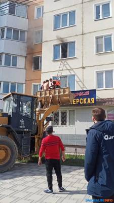 С места пожара на Есенина в Южно-Сахалинске людей эвакуировали с помощью погрузчика
