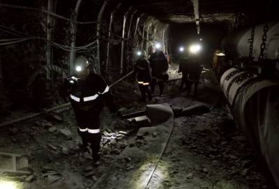 Почти 30 шахтеров в Китае застряли под землей из-за аварии