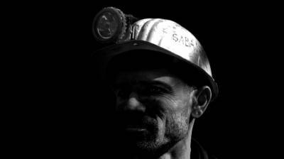 Более 20 горняков не могут выбраться из затопленной шахты в КНР