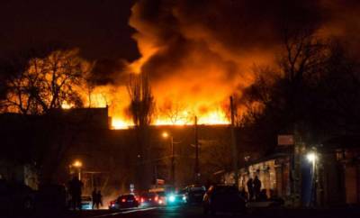 Мощнейший пожар охватил мясокомбинат оккупированного Донецка (ВИДЕО)