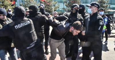 В Одессе протестующих против тарифов задержали под песню "Вставай, страна огромная" (видео)