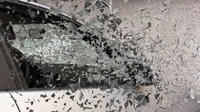 Водитель в Аткарске въехал на машине в кирпичный забор и погиб