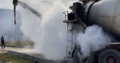 У бетономешалки сгорели колёса и гидравлика: подробности пожара в Зеленоградске