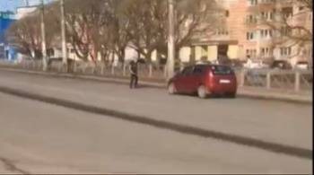 Мужчина с палкой бросается на автомобили на перекрестке Ленинградской и Псковской в Вологде