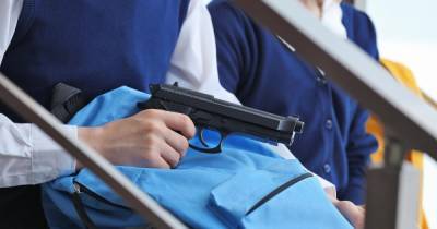 Подросток принес в школу пистолет и стрелял в раздевалке в Ленобласти
