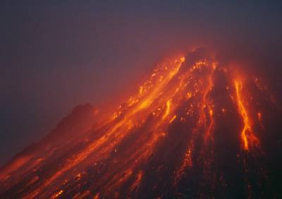 На Карибах проснулся древний вулкан (видео)