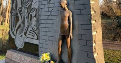 Зеленский заочно почтил память жертв нацистских лагерей корзиной цветов (ФОТО)