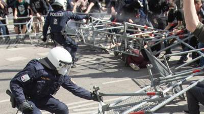 Противники карантина выходят на новые акции протеста в Европе