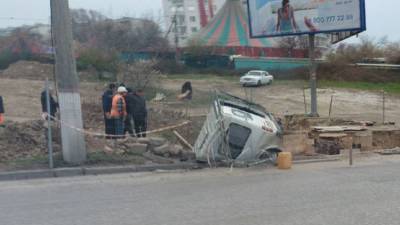 В Севастополе пьяный водитель микроавтобуса закончил поездку в яме