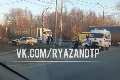 В ДТП со «скорой» и такси на окраине Рязани серьезно пострадала фельдшер