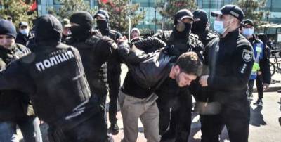 В Одессе протестующих против тарифов задержали под песню "Вставай, страна огромная"