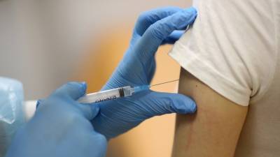 Во Франции с 12 апреля начнут вакцинацию всех людей от 55 лет