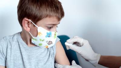 Израильские врачи: нет смысла прививать детей от коронавируса