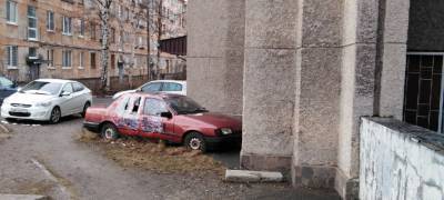 Автохлам 10 лет не могут убрать с центральной улицы Петрозаводска (ФОТО)