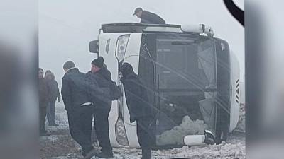 Под Ноябрьском перевернулся автобус с вахтовиками, один человек пострадал