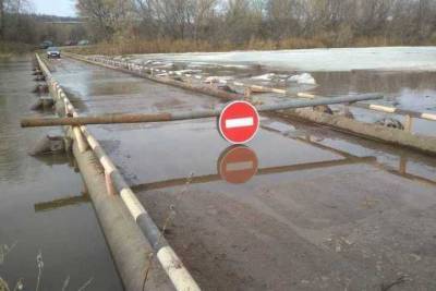 В Татарстане из-за таяния снега и дождей затопило низководный мост на реке Ик