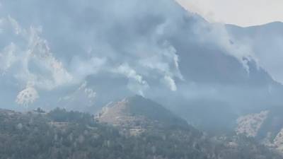 Спасатели и лесники тушат природный пожар в горном районе Дагестана