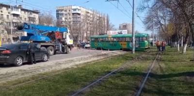 В Одессе трамвай сошел с рельсов и спровоцировал ДТП (видео)