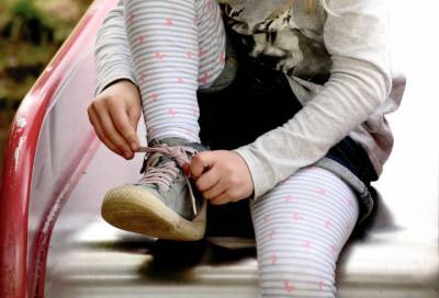 «Дети собирали окурки, а воспитательница залипала в телефон»: жительница Кудрово пожаловалась на частный детсад