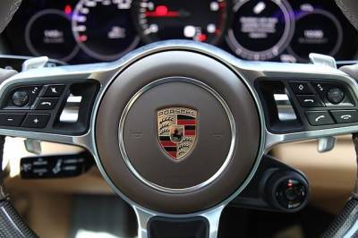Автомобиль Porsche Cayenne получит электрическую версию и мира