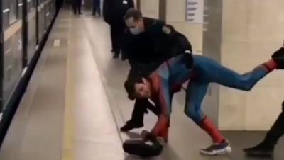 Очевидцы сняли схватку "человека-паука" и сотрудников метро Петербурга