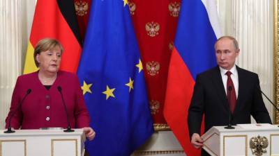 Песков заявил, что Меркель не требовала сократить военное присутствие РФ у границ Украины